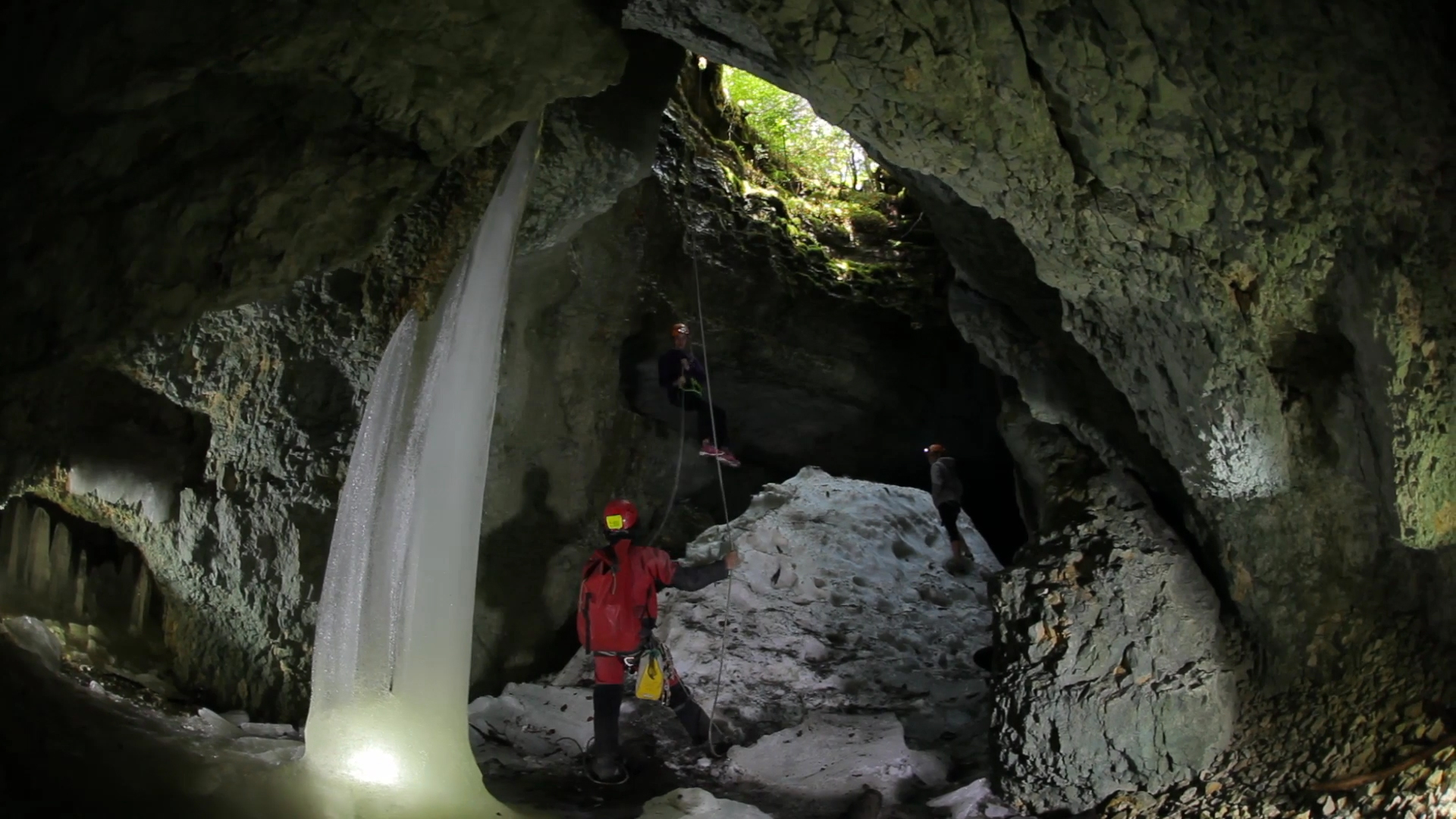 Porte cochère-tanne au névé’s cave and chasm